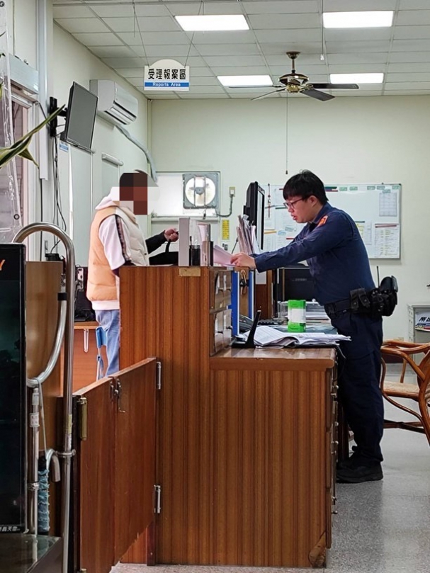 停紅燈飛來20萬?父親以身作則拾金不昧 失主感激暖心民眾及霧峰警協助