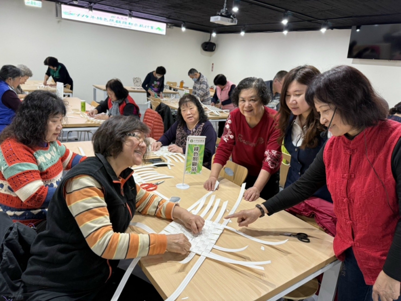 張素美熱衷節能減碳　教20餘位長輩進行編織時鐘工藝課程