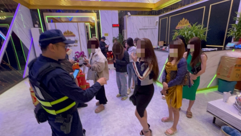 霧峰警臨檢KTV酒店  外籍女與警玩起躲貓貓