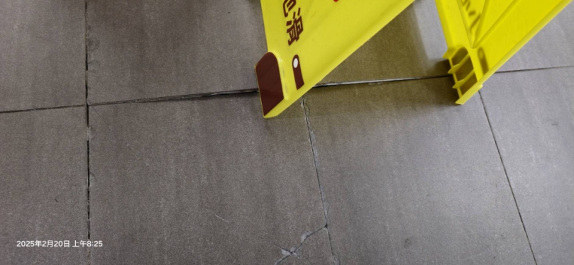 本媒體再次接到讀者反映、后里區火車站天橋地面出現多處龜裂的情況令人擔憂、這一問題在數月前已被本媒體報導過、但至今仍未見相關單位採取有效措施進行修復、讓人不禁質疑相關部門的責任心與效率。