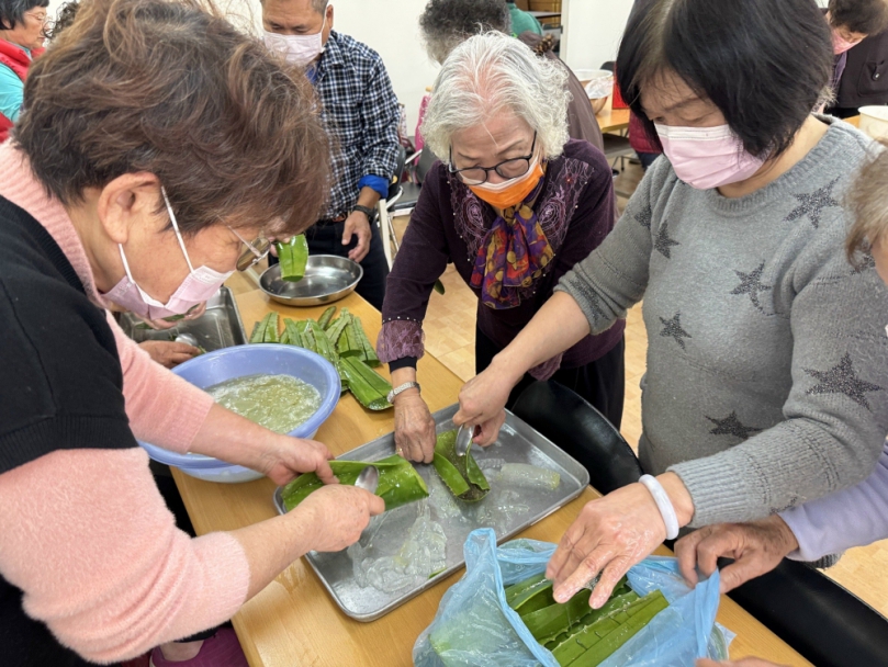 20餘長輩高興DIY製作金桔萬用清潔劑