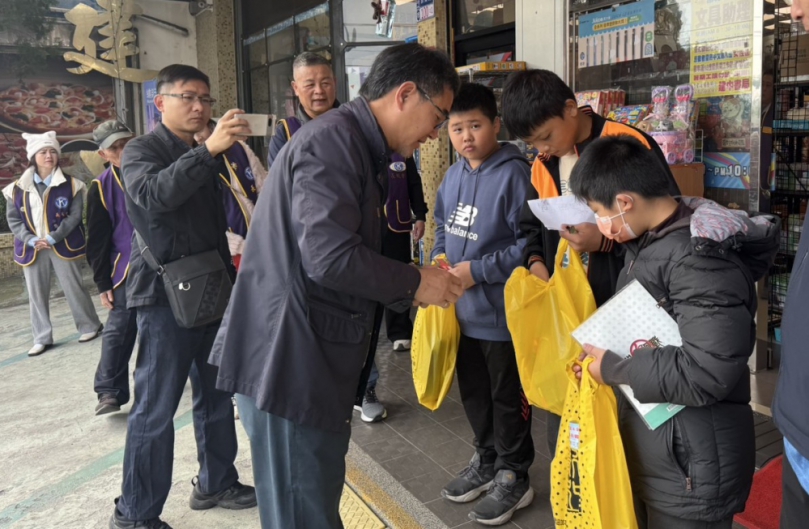 立委劉建國與長城同濟會送愛心　助貧童買文具　開學沒煩惱