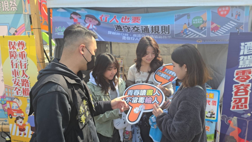 「浮現音樂祭」嗨翻全場   清水警方進行「識詐、交通」宣導樂團粉絲來助陣