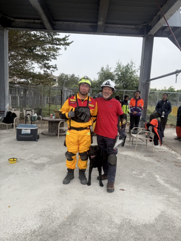 台中4隻搜救犬IRO評測全數過關！中市消防局：充分展現訓練成果