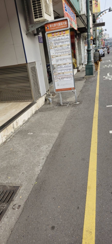 台中市的公車服務在近年來逐漸受到關注、許多公車站旁缺乏等候椅的設置、讓乘客在等車時感到不便和疲憊、根據民眾反映、某些路線的公車班次間隔長達30分鐘以上、這對於老年乘客來說、無疑是一種考驗。