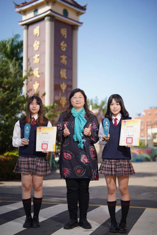 明台高中全國技藝競賽    烘焙、教具製作榮獲雙金手獎
