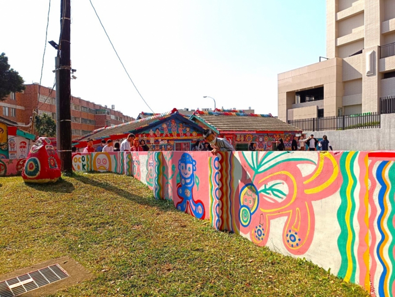 守護彩虹爺爺的色彩夢想！中市府修復彩虹藝術公園圍牆彩繪