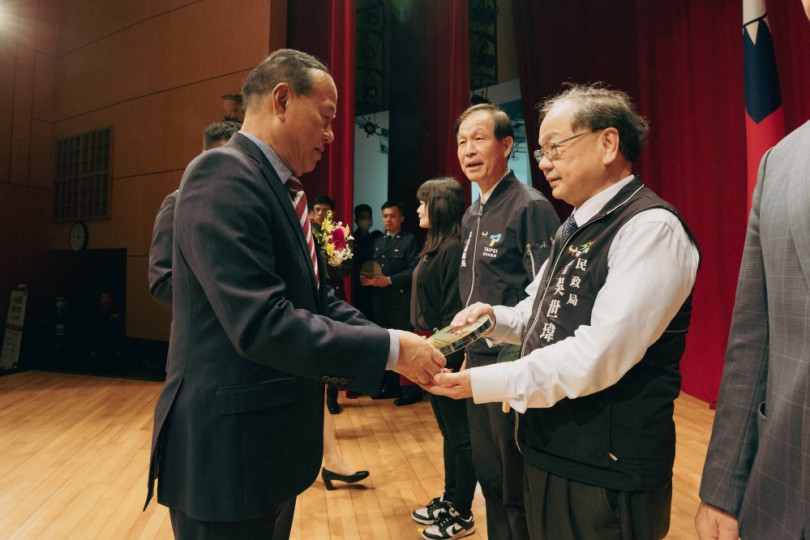 再獲肯定！中市府連4年奪績優役政單位、民政局長獲頒二等役政專業獎章