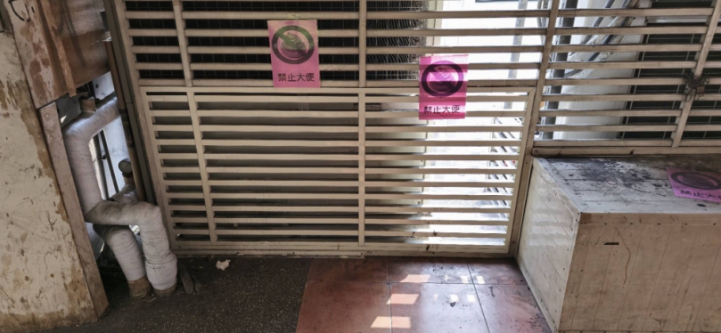 在台中市中心、一家店家的門口驚現一則引人注目的告示牌、上面寫著「禁止大便」、這則告示牌迅速引起了路過民眾的注意、紛紛表達對這一奇特現象的驚訝與好奇。