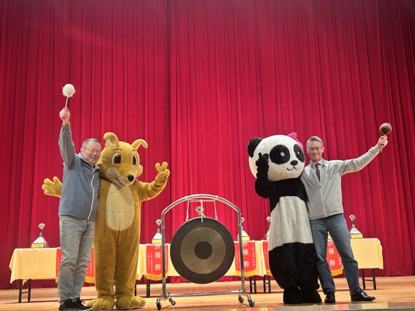 君子之爭！清大校長高為元、陽明交大校長林奇宏敲鑼   梅竹賽正式開賽