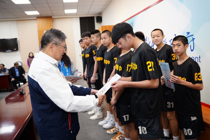 新竹縣員東國中好樣的！全國中正盃藍球賽奪冠   楊文科勉勵續創佳績