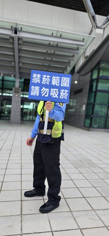 台中高鐵站亂丟菸蒂問題近期獲得顯著改善、這一變化得益於相關單位的積極宣導與管理。