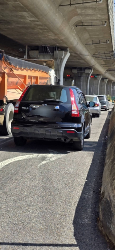 位於台中市豐原區國豐路與三豐路口、正值交流道的出口處、交通問題日益嚴重、這裡的道路設計缺乏機車專用道、導致車輛擁擠、尤其是高峰時段、機車無法順利通行、造成極大的安全隱患。