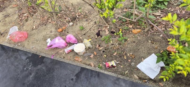 在台中市火車站前廣場、外籍勞工每逢假日晚間聚集飲酒作樂、卻也隨之留下大量垃圾、儘管廣場上設置了警示牌、提醒大家保持環境清潔、但似乎並未起到預期的效果。