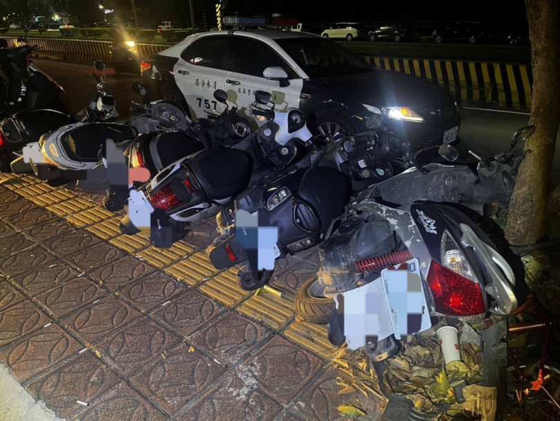 中市沙鹿區發生女子情緒不穩推倒二十多輛機車警方協助送醫並接受報案
