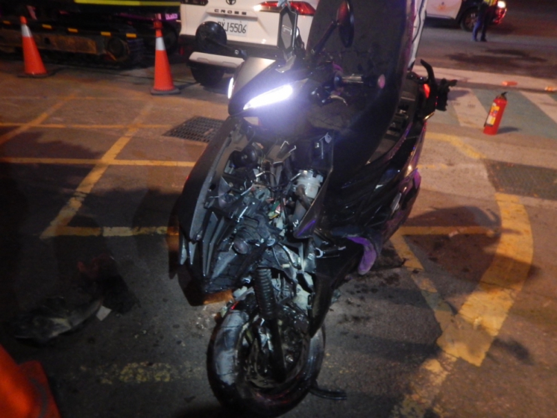 中市沙鹿區台灣大道發生自用車撞機車事故導致機車火燒騎士受傷