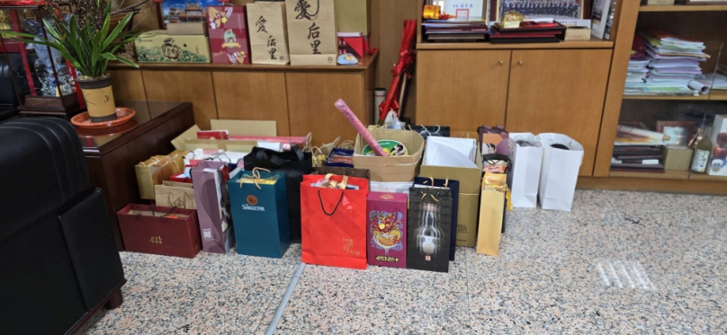 在當前的社會環境中、各界人士的拜訪與交流愈發頻繁、伴手禮成為了訪客表達心意的重要方式、隨著拜訪人數的增加、辦公室擺滿了各式各樣的伴手禮、無一不彰顯著來訪者的用心。