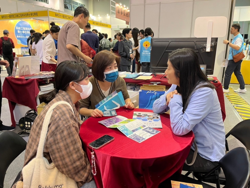 東海大學AI主播默希閃耀2025大學博覽會AI熱潮帶動理工系所詢問度倍增