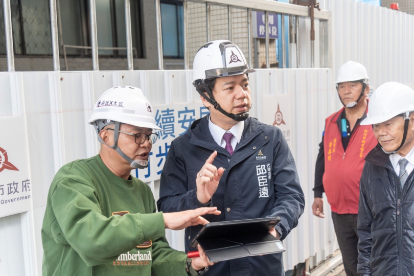 關心勞工服務環境   邱臣遠視察勞工育樂中心耐震補強暨外牆整修工程