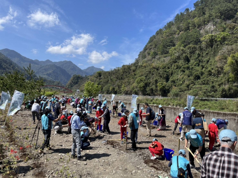 ​林業及自然保育署臺中分署串聯大甲溪線6所學校辦理植樹活動 種下近千株原生樹種織一片生態綠網 　　