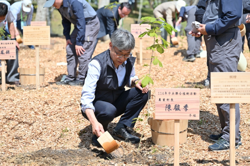 陳駿季部長出席植樹活動 宣示打造石虎生態廊道