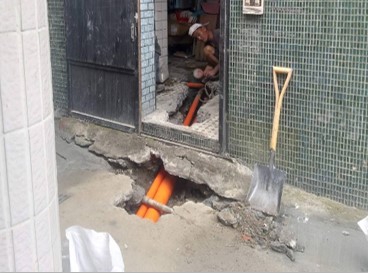 老舊房屋接污水下水道管  民眾憂心施工影響結構安全  民進黨台中市議員陳雅惠希望水利局到場與民眾溝通  審慎評估確保民眾生命財產安全