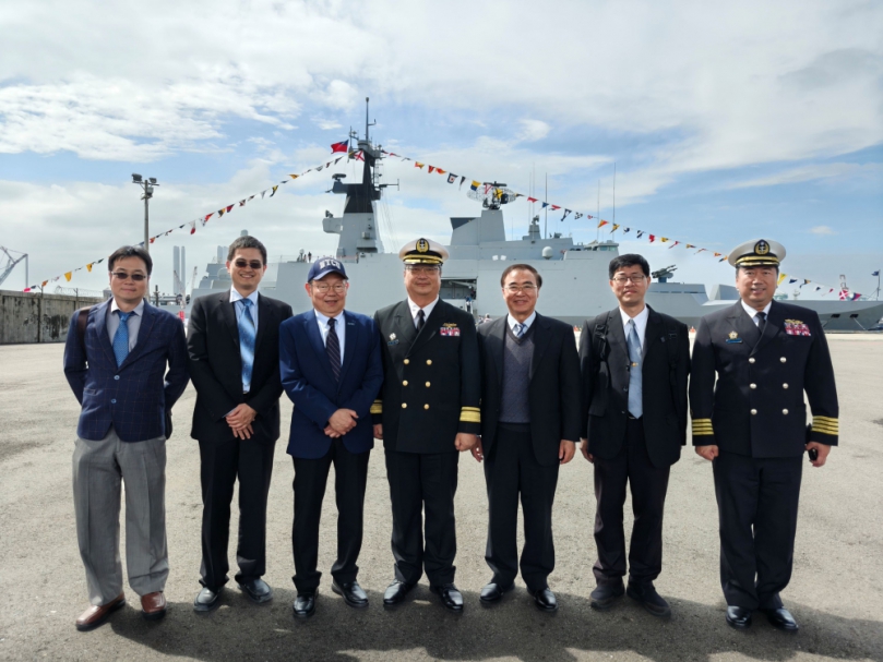 陽明交大校長林奇宏首登磐石艦   慰問即將敦睦遠航同學