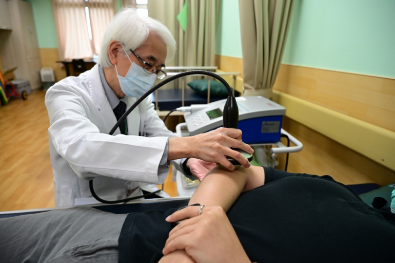 準備供品忙趕場追思先人    半百翁慢性肌腱炎發作    直嘆：該交棒了！