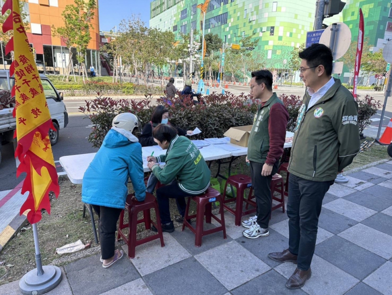 聲援公民團體   民進黨台中市議員鄭功進服務團隊快閃罷免連署站