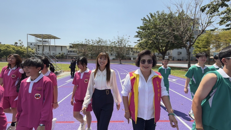 國民黨台中市議員林碧秀與大里光正國中校長及師生共同徜徉在美麗的薰衣草顏色的新建跑道上