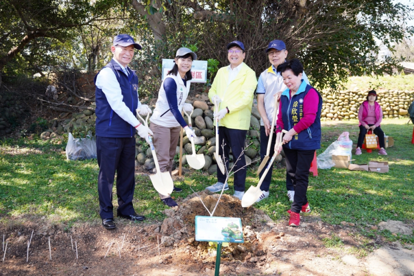 新竹縣植樹月   楊文科、夏榮生攜手鄉親種槲櫟   大家來「織一片生態綠網」！