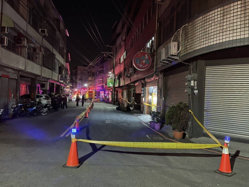 中市清水區一棟樓房凌晨驚傳坍塌警消緊及到場疏散住戶並維安