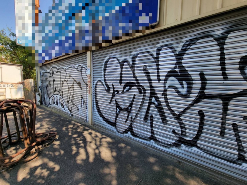 廢棄鐵皮屋遭塗鴉   屋主傻眼欲提告  塗鴉客徹夜復原求和解