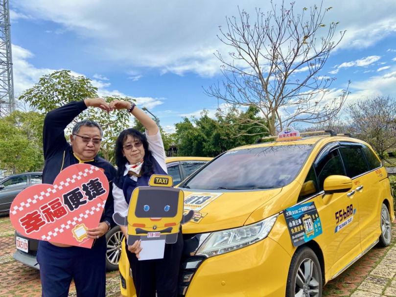 球鞋扛肩上！中市小黃公車夫妻檔駕駛助高中生有洋蔥