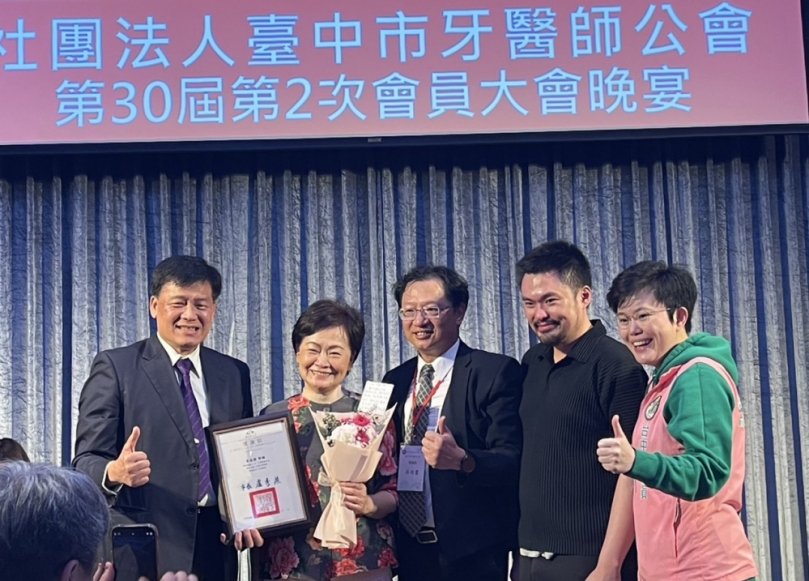 中市衛生局表揚資深牙醫師    感謝細心照護市民口腔健康