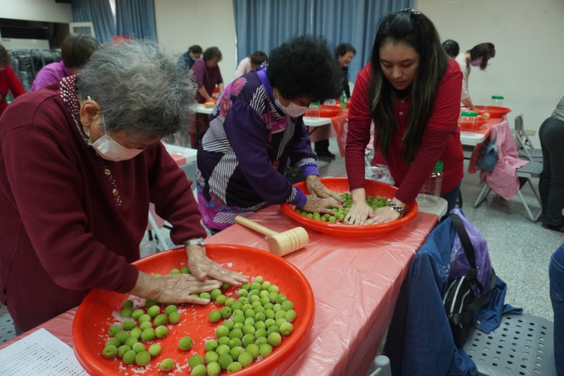 仁愛農會專員教大安家政班員與學生脆梅手作樂趣無窮