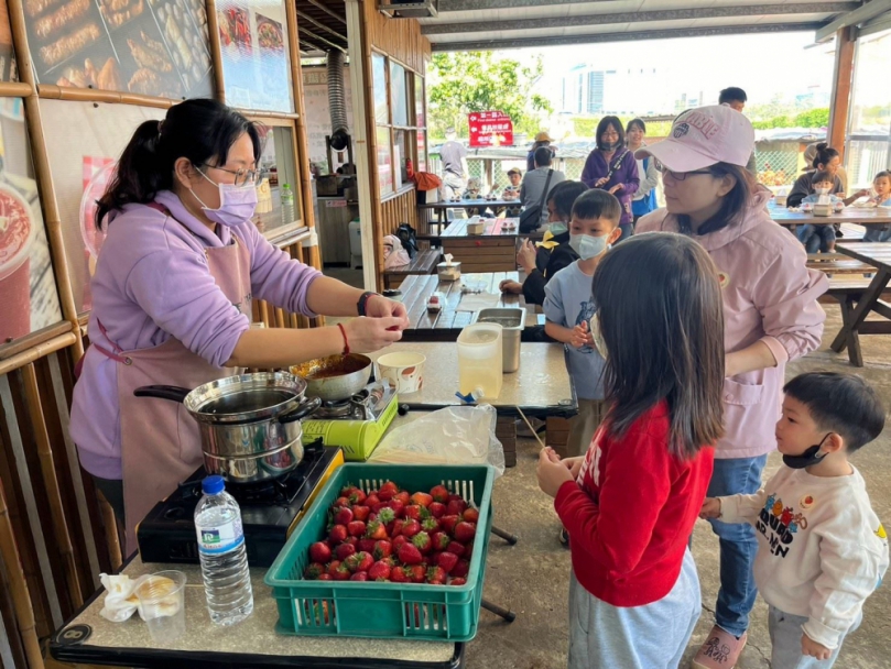 竹北社福中心辦家庭採草莓日   籲兒少發展重陪伴