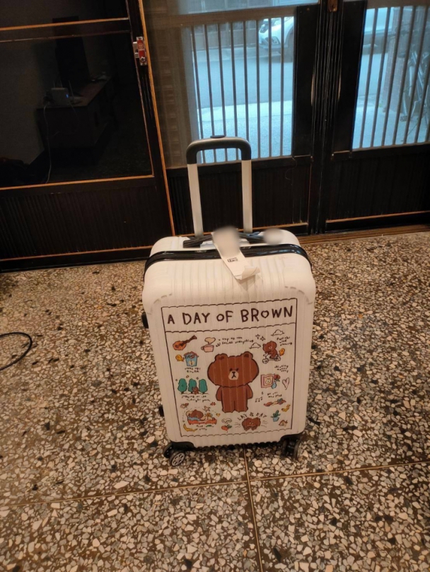 行李箱撞箱巧合錯拿   烏日警憑行李吊牌助物歸原主