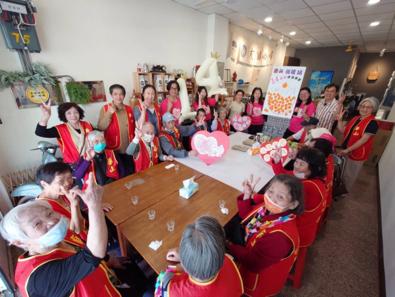 華山基金會梧棲愛心天使站歡慶14週年長輩手沖咖啡聊人生
