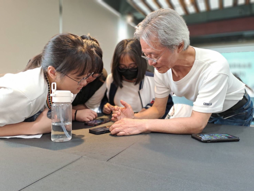 作家路寒袖走出課本走進偏鄉和平國中與學子面對面