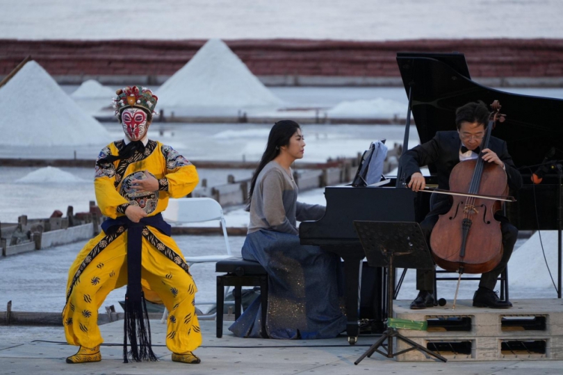 張正傑大提琴奏響百年鹽田，全臺首場鹽田古典音樂會震撼登場，營造鹽業文化盛宴