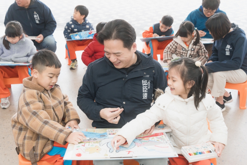 新竹市兒童節禮物是喜鵲「皮卡」16色粉蠟筆   邱臣遠：祝小朋友快樂成長！