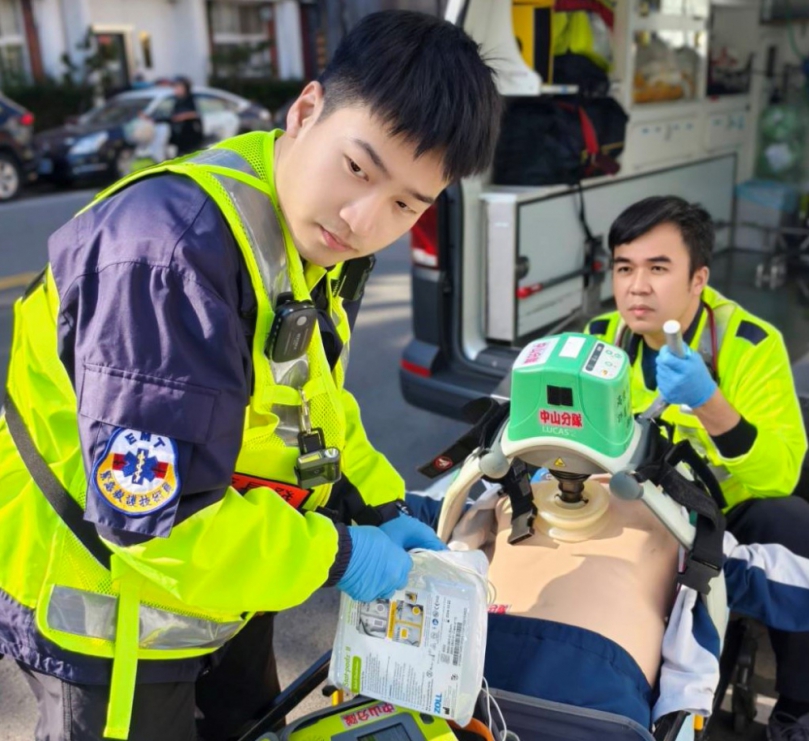 泡湯出狀況   公私接力CPR救援成功   新竹市消防弟兄處置得宜   獲邱臣遠公開表揚