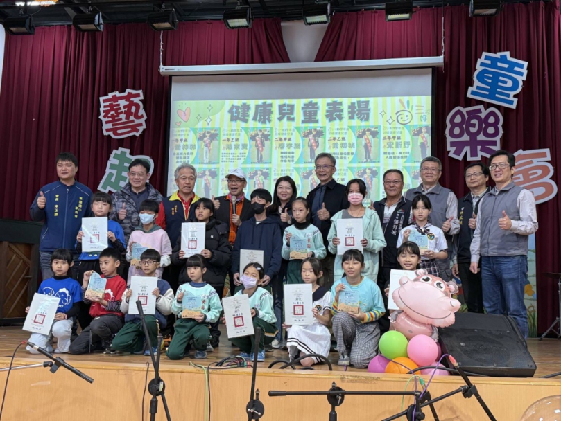 中市東園國小於舉辦盛大的兒童節活動學童秀才藝