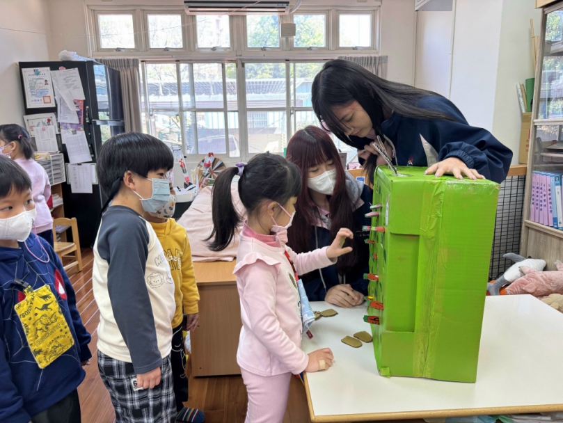 大手牽小手    致用高中、東陽國小「當我們童在藝起」