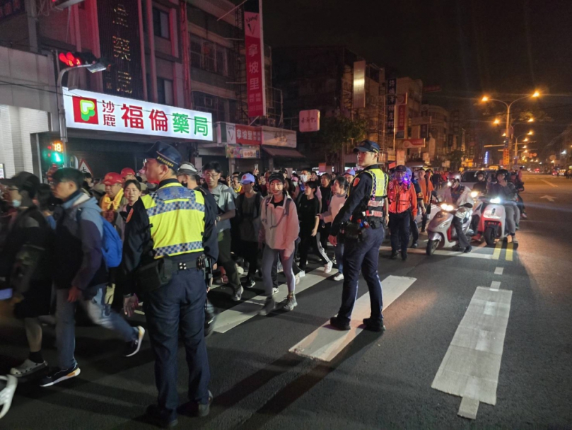 大甲媽祖遶境進香起駕手經清水、沙鹿等區清水警方徹夜維護交安及護駕