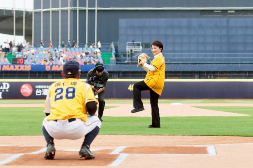 中信兄弟洲際主場首戰奪勝！盧秀燕開球預祝二連霸 加碼送日本紀念球