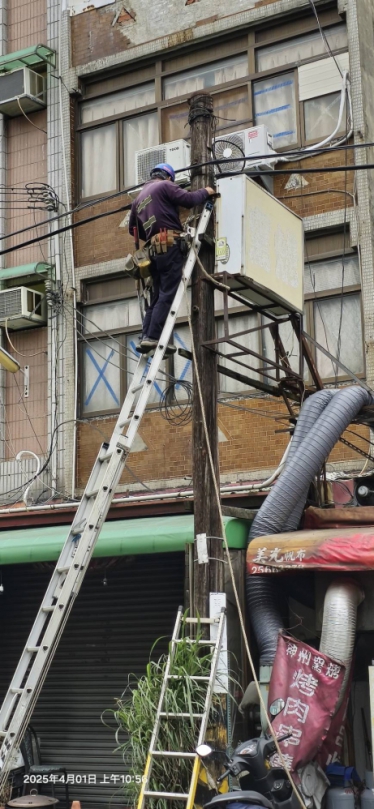 電纜地下化計畫啟動、電信局已展開行動、隨著城市發展的需求日益增加、電纜地下化的計畫在本媒體記者報導後、終於獲得了相關單位的重視、電信局近日已正式啟動電纜地下化的實施工作、並開始對街道上的電線桿進行整治、剪除多餘的電覽線。