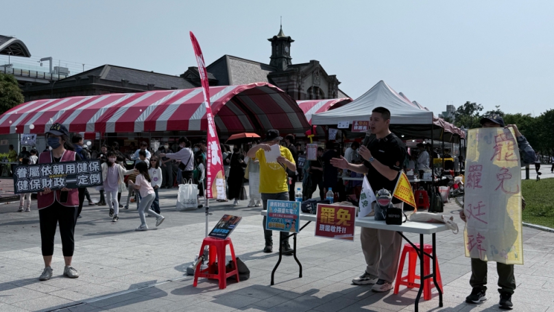 台中火車站前舉行456民主童樂會 罷免團體兩日收近2000份連署書