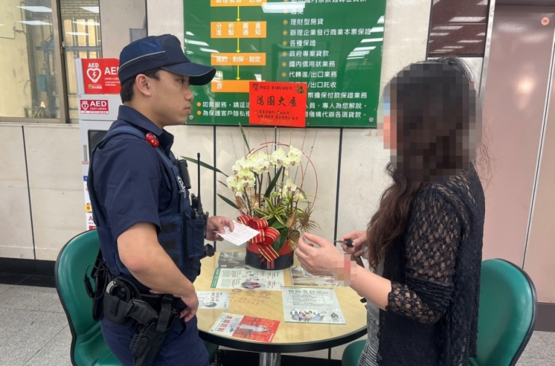 婦人遇假投資真詐財    育才警阻詐五十萬元